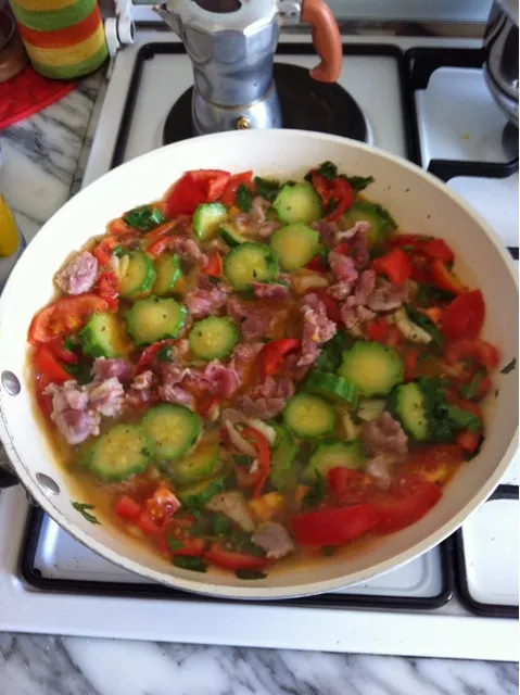 Snapdishの料理写真:pomodoro zucchine salsiccia|Mario Andriellaさん