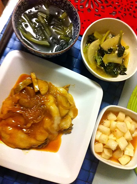 今日のごはん。トッポギ、わかめスープ、カクテキ、蕪とタアサイ煮。食卓のアイデンティティがおかしい。|Alicaさん