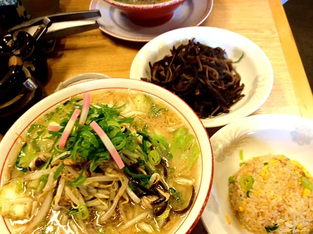 Snapdishの料理写真:ラーメン＋半チャーハン＋キクラゲオプション|hirominさん