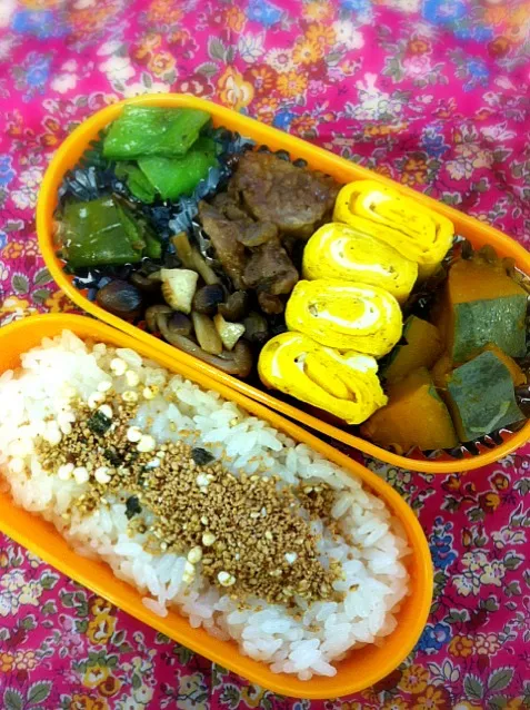 本日のお弁当。ご飯にかかってるのは広島のお土産でいただいたきびだんご味のふりかけ。見た目はパッとしませんが、美味。|まりもさん