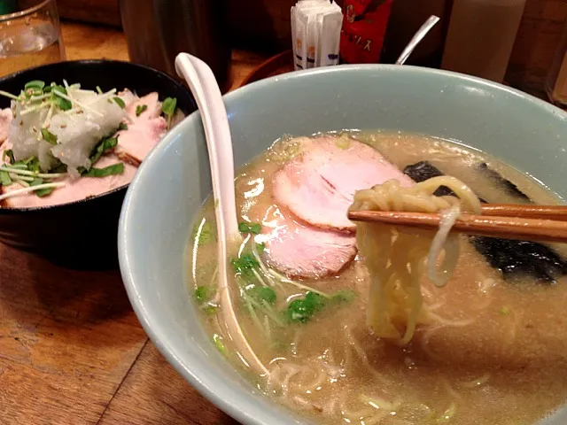 トンコツベースの「うま塩」と、大根おろしでさっぱり食べる「豚飯」。文字通り旨いです。|ひろぱげさん