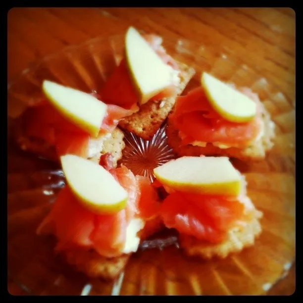 smoked salmon with creamcheese top with green apple =)|Lukkaew_Lkさん