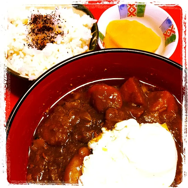 カレーうどんポーチどエッグ乗せ定食|いぬやまさん