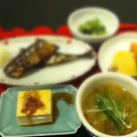 Snapdishの料理写真:2011/11/18 今日の晩ご飯。糠漬けさんま、カボチャと高野豆腐の煮物、カニとあおさの酢の物、冷や奴、野菜の味噌汁。|buckshanさん