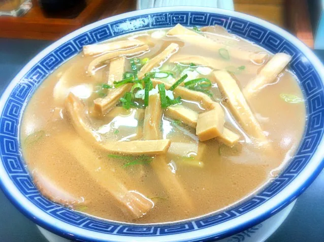 本日のランチ。好来系ラーメン(別名・薬膳ラーメン)。うまーい。|JTKさん