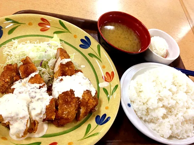 Snapdishの料理写真:母校の学食で、チキン南蛮定食480円！このボリュームはやっぱやすいな！|kibitanさん