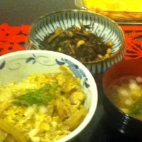 2011/11/19 今日の晩ご飯。 笹がきゴボウ入り親子丼、椎茸と豆腐の澄まし汁、大豆いりヒジキの煮物。本当は食べちゃいけない自家製アップルパイ|buckshanさん