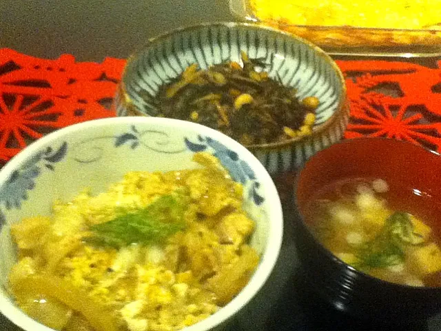 Snapdishの料理写真:2011/11/19 今日の晩ご飯。 笹がきゴボウ入り親子丼、椎茸と豆腐の澄まし汁、大豆いりヒジキの煮物。本当は食べちゃいけない自家製アップルパイ|buckshanさん