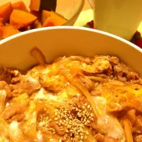 Snapdishの料理写真:今日は豚と卵で親子丼ならぬ他人丼と、カボチャの煮付け|akiueoさん