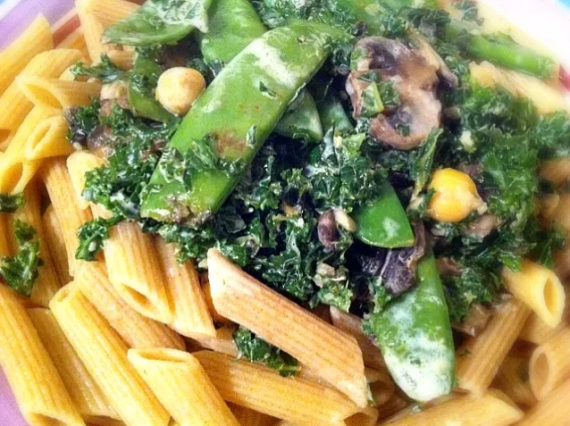 Snapdishの料理写真:wholewheat penne with kale, sugar snaps, mushrooms, and chickpeas|Gabiさん