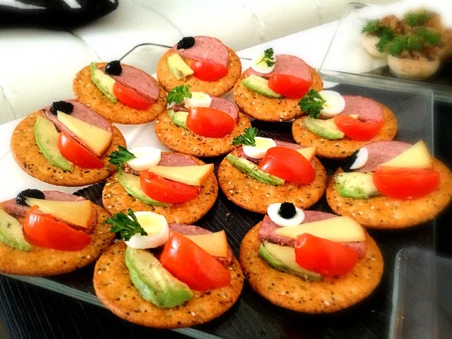 appetizer crackes topped w/ caviar, quail egg, german sausage, smoked gouda,avocado, tomato|reedweiziyangさん