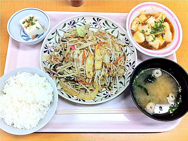 野菜炒め定食、おまけの麻婆豆腐|Yas Nakさん