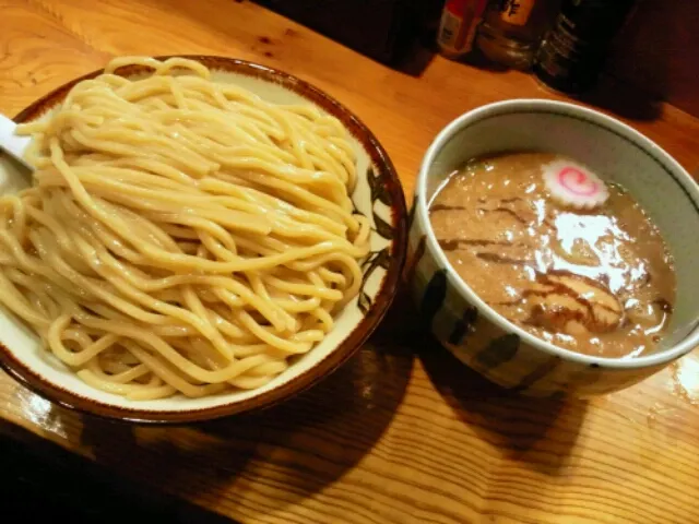 濃厚つけ麺の中盛りに味玉をトッピング。魚介系ととんこつ系のバランスが秀逸で麺のモチモチ感もステキ！|SATOSHI OOCHIさん