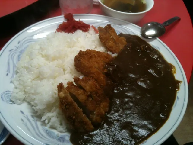 カツカレー（＾∇＾）ご飯はんぶんにしてこの量。味噌ラーメンとビールもー（＾∇＾）|しーさん