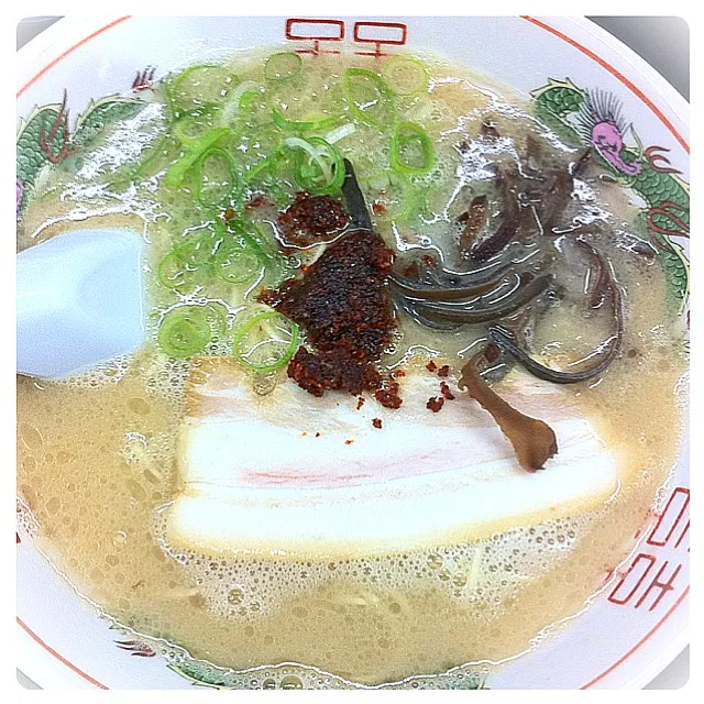 Snapdishの料理写真:とんこつラーメン、秘伝辛香だれの赤|Yas Nakさん