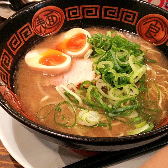 味玉とんこつラーメン|たにやんさん