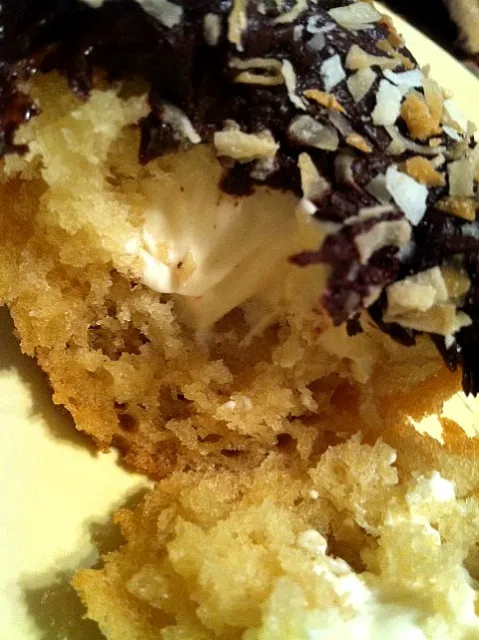 coconut cupcake with coconut fillling & chocolate frosting|Carmen Sakuraiさん