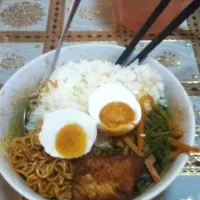 Instant Noodle, Steamed Rice, Fried Shark, Some vegies and Salted Egg.|Amirul Hamdey bin Taherさん