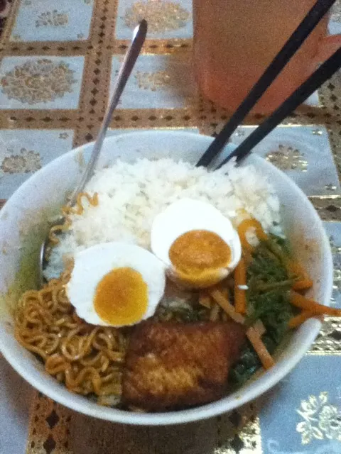 Snapdishの料理写真:Instant Noodle, Steamed Rice, Fried Shark, Some vegies and Salted Egg.|Amirul Hamdey bin Taherさん