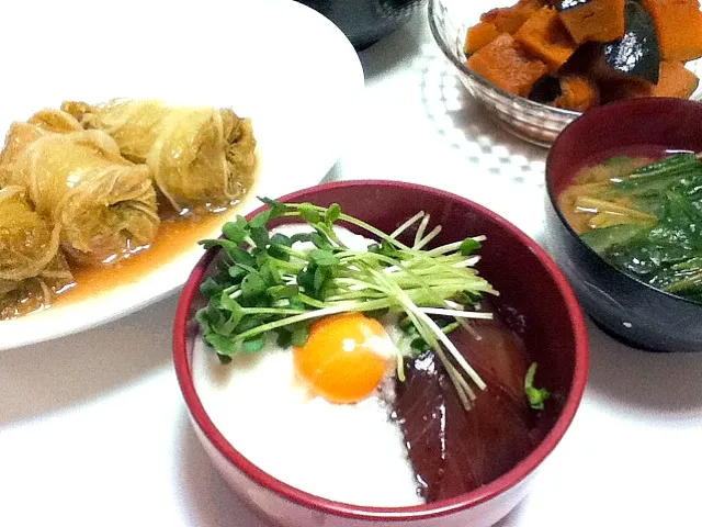 Snapdishの料理写真:まぐろ漬け丼 かぼちゃ煮物 ほうれん草味噌汁  昨日のあまり|はるぼぼさん