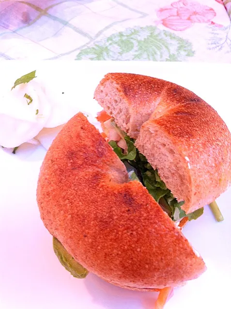 Snapdishの料理写真:bagel w/ smoked salmon, avocado & cream cheese|kanaさん