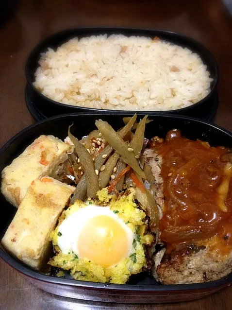 Snapdishの料理写真:母のお弁当♡ハンバーグ・卵焼き・きんぴらごぼう・うずらの目玉焼き・炊き込みごはん|YuKiKoさん