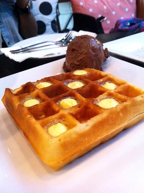 Snapdishの料理写真:Original Waffle with chocolate icecream|Smileyさん