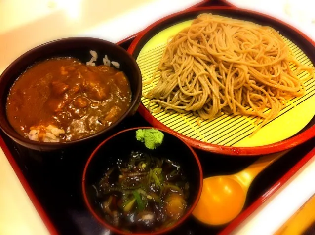 Snapdishの料理写真:ミニカレー丼セット。立ち食いみたいなお蕎麦屋さんだけど、蕎麦湯もらえるのが嬉しい。|liccaさん