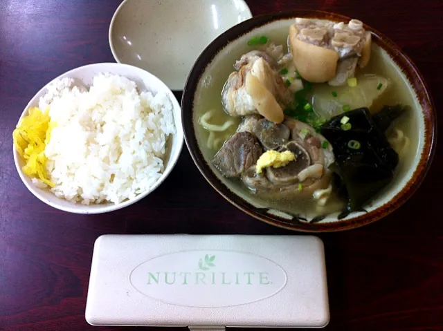 まずは浜屋そばに直行やな。てびちそばなう！|平良 祐太さん