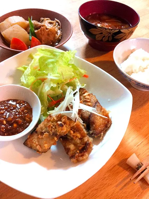 サバのピーナッツ揚げ胡麻味噌だれ＊大根の煮物＊赤出し＊ごはん|hikariさん