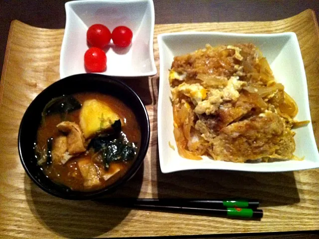 昨日の豚カツの残りでカツ丼、キャベツとじゃがいものお味噌汁、トマト|sakakuraさん