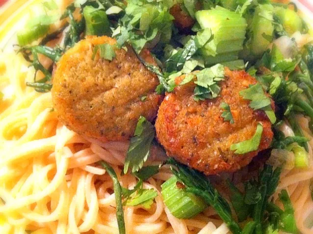 Snapdishの料理写真:wholewheat pasta, celery, falafel, cilantro|Gabiさん