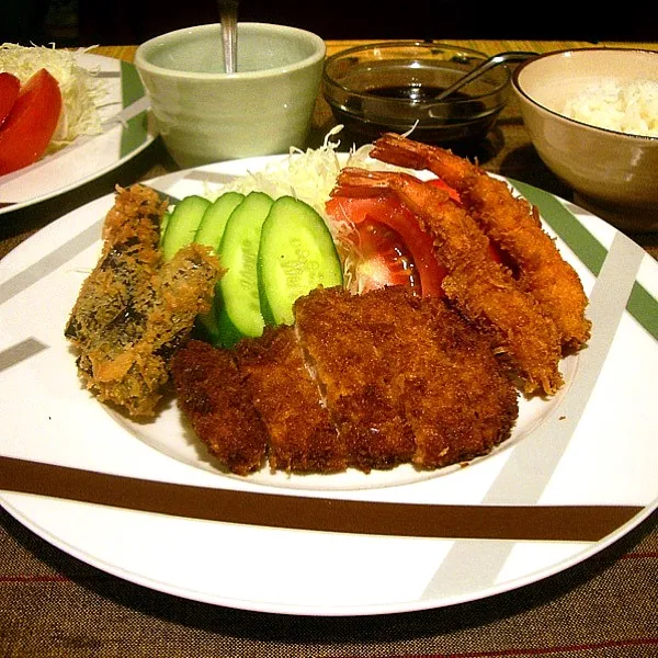 Fried dishes. 昨日の晩ご飯。青唐辛子、ナス、ポーク、それからエビ。揚げ物ガッツリ。|Keiさん