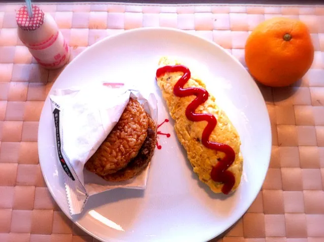 焼肉ライスバーガーに挽肉オムレツという、息子の肉肉しい朝食|sakakuraさん