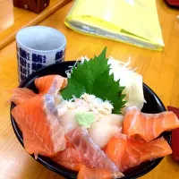 Snapdishの料理写真:二条市場 オホーツク丼|takeuchiさん