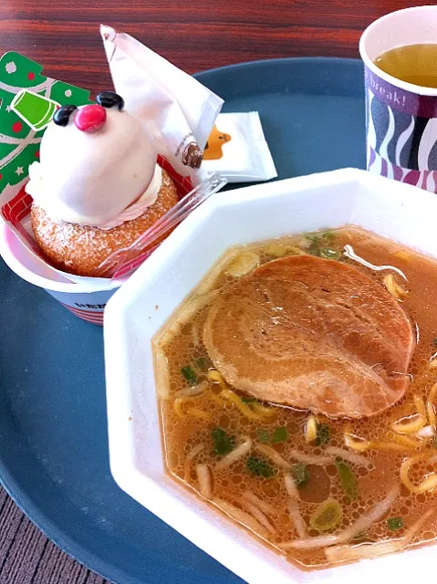 Snapdishの料理写真:豪華スキヤキ弁当を家に忘れ、まさかのカップ麺…(T_T) デザートは豪華♡|eikoさん