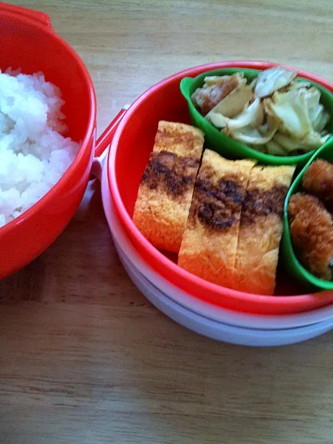 今日のお弁当。玉子焼き、いかフライ、野菜炒め。|mariさん