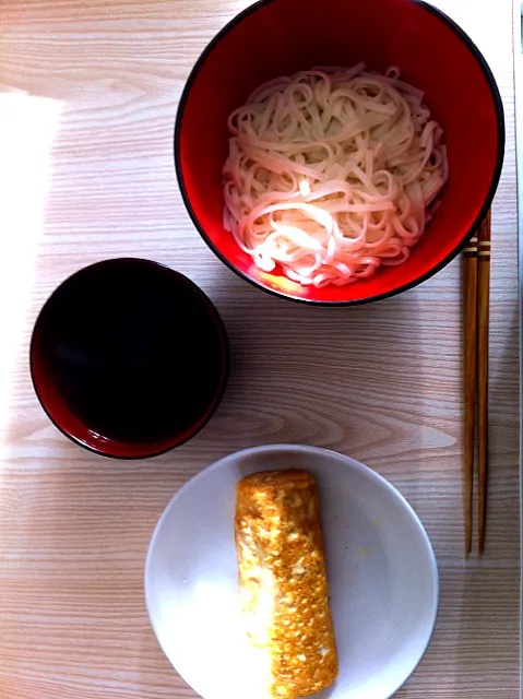 Snapdishの料理写真:つけうどん シーチキン卵焼き|marikoさん