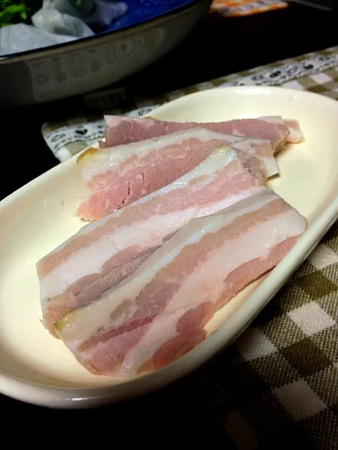 Snapdishの料理写真:味が落ち着いたのか、結構いけるゼ！手作りベーコン。塩が強いけど。|jumpei inaokaさん