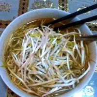 Snapdishの料理写真:Instant Curry Noodle with Bean Sprouts...|Amirul Hamdey bin Taherさん