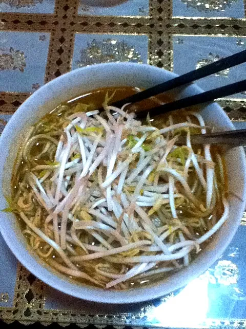 Snapdishの料理写真:Instant Curry Noodle with Bean Sprouts...|Amirul Hamdey bin Taherさん