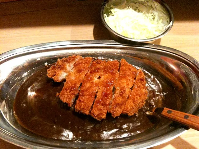 Snapdishの料理写真:キャベツのお代わり自由が嬉しいロースカツカレー|MINORU SUYAMAさん