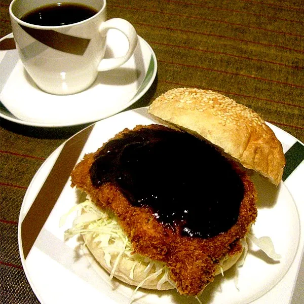 味噌カツバーガーってのを作りました。  Breaded Pork Burger with Red Miso Sauce.|Keiさん