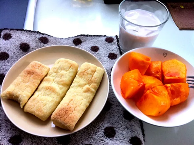 朝ごはん メロンパン柿|佐藤 璃梨花さん