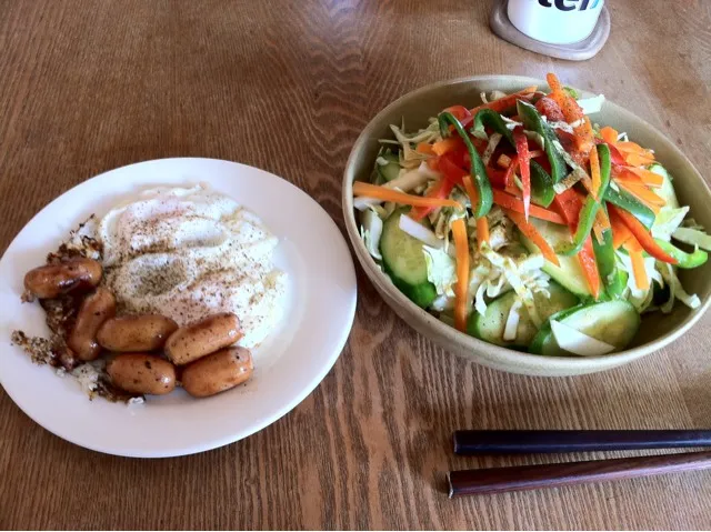 山盛りサラダ、目玉焼き、ミニソーセージ|tkさん