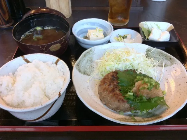 Snapdishの料理写真:お昼の定食 牛。 おろしそハンバーグ|大石さん