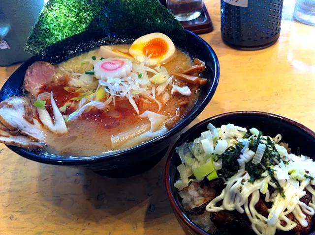 Snapdishの料理写真:オハナ@辻堂の辛豚特選牡丹ラーメンとテリマヨチャーシュー飯|rockiさん