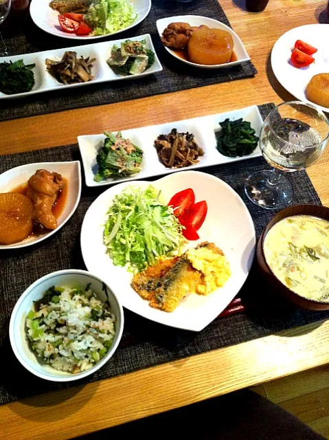 Snapdishの料理写真:鰯フライ、手羽元と大根の煮物、ブロッコリーのおかかマヨ和え、小松菜の胡麻和え、きのこのマリネ、野菜たっぷりの和風シチュー、菜飯|yukさん