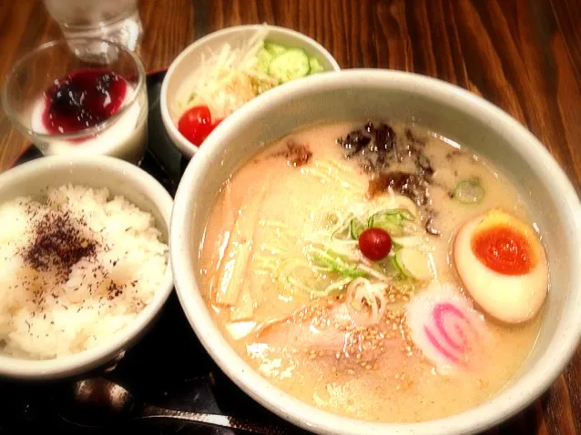 Snapdishの料理写真:塩ラーメン 昼御膳|shojiさん