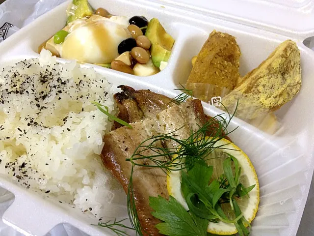 Bento box (Grilled skipper, fried potato and avocado and tofu salad)|chan mitsuさん